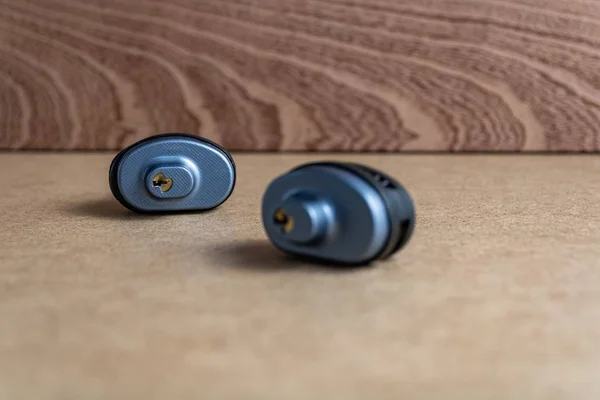 Selective focus shot of a door lock on a brown surface — Stock Photo, Image