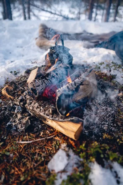 Κάθετη βολή ξύλου που καίγεται στη βόρεια Σουηδία — Φωτογραφία Αρχείου