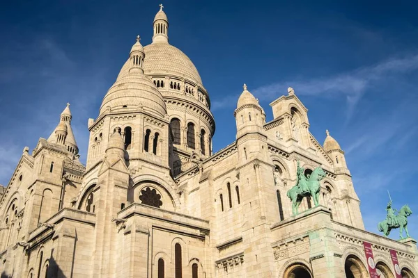 Basilika av det heliga hjärtat i Paris under solljus och en blå himmel i Frankrike — Stockfoto