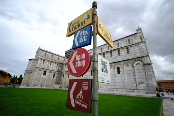 Turistic signs in Pissa italy, Pissa Tower — 스톡 사진