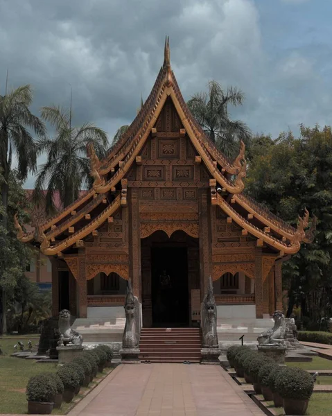 Tiro Vertical Famoso Histórico Templo Wat Phra Singh Tailândia — Fotografia de Stock