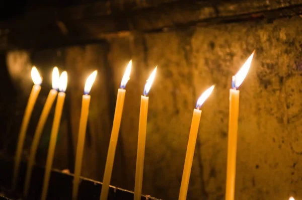 Een Selectief Focusshot Van Brandende Gele Kaarsen Kerk — Stockfoto