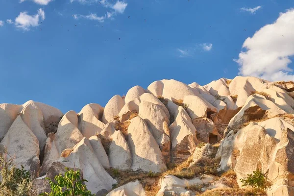 Schöne Aufnahme eines Berges mit weißen Felsen und blauem Himmel im Hintergrund in der Türkei — Stockfoto
