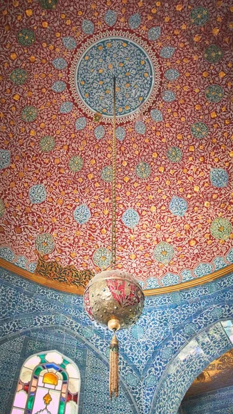 Interieur verticaal shot van het Bagdad paviljoen met patronen op het plafond en de muren — Stockfoto