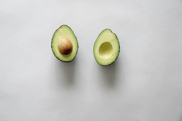 Hoge hoek opname van een Avocado op een wit oppervlak — Stockfoto