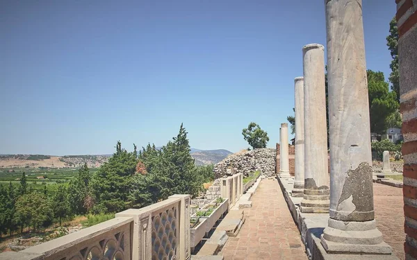 Beautiful shot of old columns with a clear blue sky in the background in Turkey — Stock Photo, Image