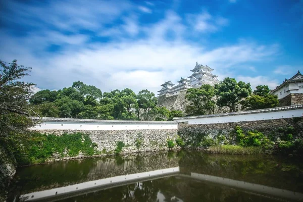 Captura de ángulo bajo del famoso castillo histórico de Himeji tocando el cielo en Himeji, Japón — Foto de Stock