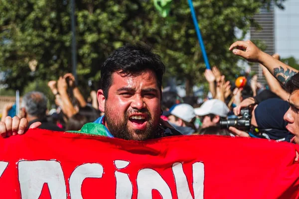 圣地亚哥的抗议活动表明，由于社会危机，他们对智利政府感到不满 — 图库照片