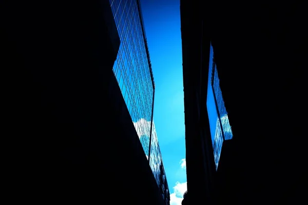 Tiro Ângulo Baixo Céu Tomado Entre Dois Edifícios Com Janelas — Fotografia de Stock