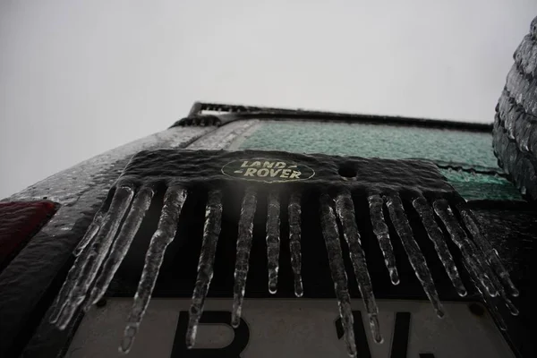 Автомобіль, вкритий льодом під час великої хуртовини (Румунія). — стокове фото