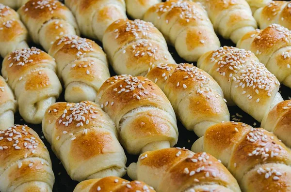 Szoros felvétel finom kis croissant kivett a sütőből - tökéletes egy élelmiszer blog — Stock Fotó