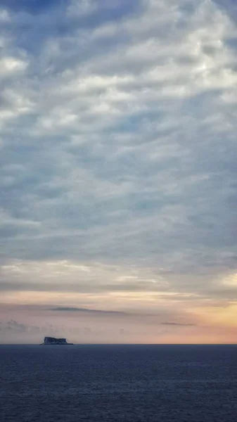 Scatto verticale di un tramonto mozzafiato sull'oceano — Foto Stock