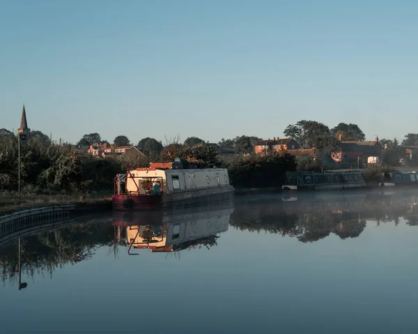 Barco Água Perto Costa Com Edifícios Distância Sob Céu Azul — Fotografia de Stock