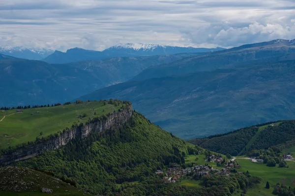 Eine Faszinierende Grüne Berglandschaft Unter Dem Bewölkten Himmel — Stockfoto