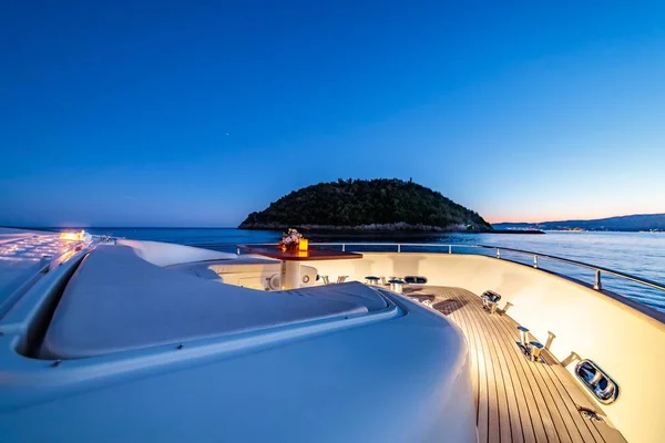 Beau Cliché Yacht Mer Sous Ciel Bleu Foncé — Photo