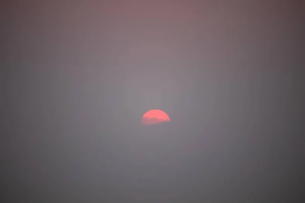 Belo Tiro Sol Coberto Com Nevoeiro Durante Pôr Sol — Fotografia de Stock