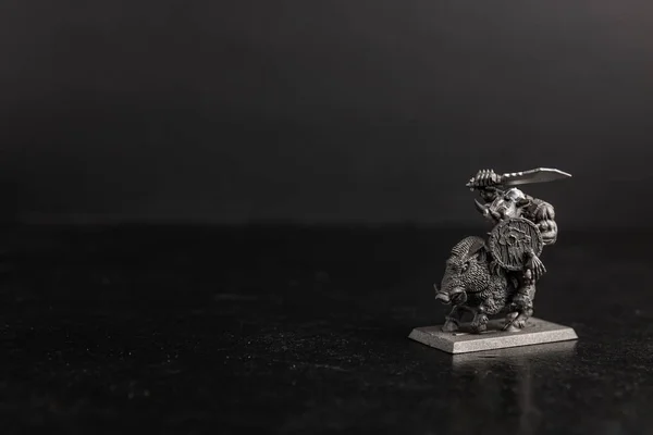 Grayscale tiro foco seletivo de uma criatura montando uma figura de javali — Fotografia de Stock