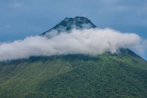 Mount Scenery Borított Erdők Felhők Alatt Kék Karib Térségben Hollandia — Stock Fotó