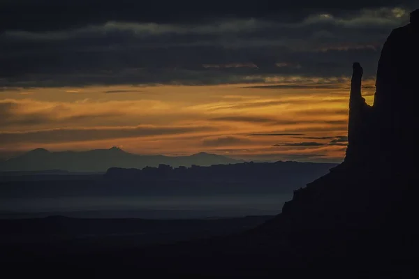 Kaya Oluşumlarıyla Dolu Kanyonun Üzerindeki Bulutlu Gökyüzünde Nefes Kesici Bir — Stok fotoğraf