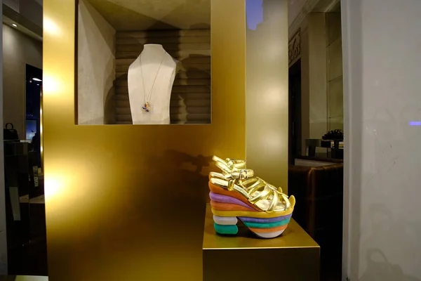 Extravagant sandal in window shop, fashion in Italy — 스톡 사진