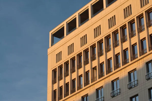 Edifício Moderno Com Janelas Sob Céu Azul Luz Solar Noite — Fotografia de Stock