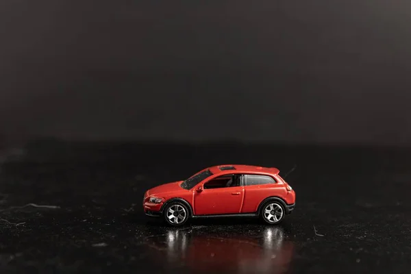 Selektiv fokusbild av en röd leksaksbil på en svart yta — Stockfoto