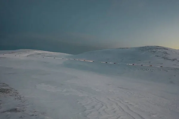 Tiro de ângulo alto de um comboio congelado nevado em direção ao Nordkapp, Noruega — Fotografia de Stock