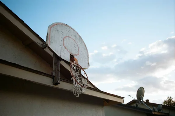 Bir Evin Tepesinde Kırık Bir Basket Sepetinin Alçak Açılı Çekimi — Stok fotoğraf