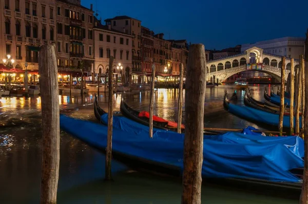 Die Gondeln Kanal Venedig Italien Bei Nacht Und Die Rialtobrücke — Stockfoto