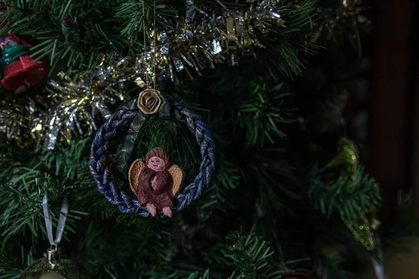 Close-up shot van een kerst ornament op de boom — Stockfoto