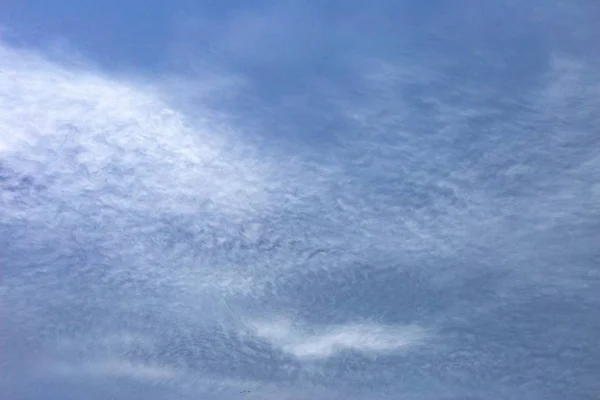 Blauwe bewolkte lucht overdag - een koele foto voor wallpapers en achtergronden — Stockfoto