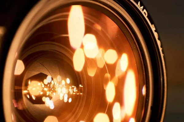 Крупним планом знімок золотих вогнів в об'єктиві камери — стокове фото