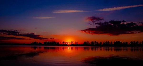 Peisaj Frumos Apusului Soare Reflectând Mare Înconjurat Serie Copaci — Fotografie, imagine de stoc
