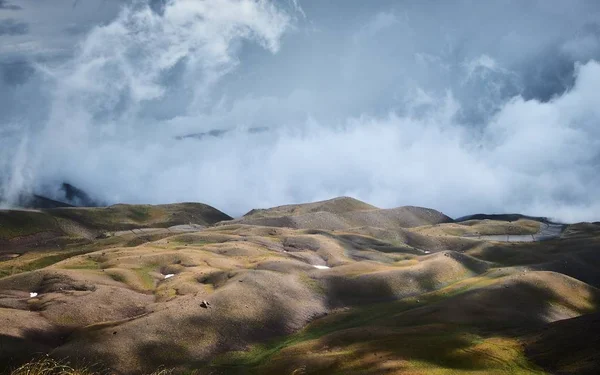 Hermosa toma de colinas con un cielo azul nublado en el fondo —  Fotos de Stock