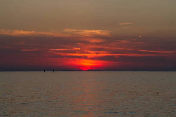 Hermosa toma del mar con un cielo rojo en la distancia — Foto de Stock