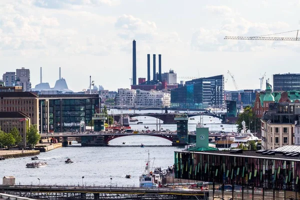 Hochwinkelaufnahme von städtischen Gebäuden mit Brücken über dem Wasser unter bewölktem Himmel — Stockfoto