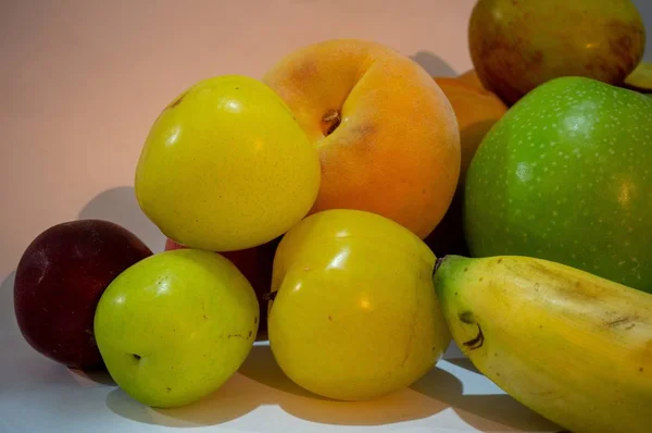 Gros plan de différents fruits sur une surface blanche — Photo