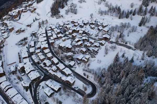 Tiro de ângulo alto da aldeia nevada de Wintersport, Sainte-Foy-Tarentaise nos Alpes em França . — Fotografia de Stock