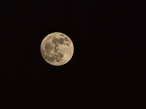 Lua cheia contra um fundo preto - uma bela imagem para fundos e papéis de parede — Fotografia de Stock