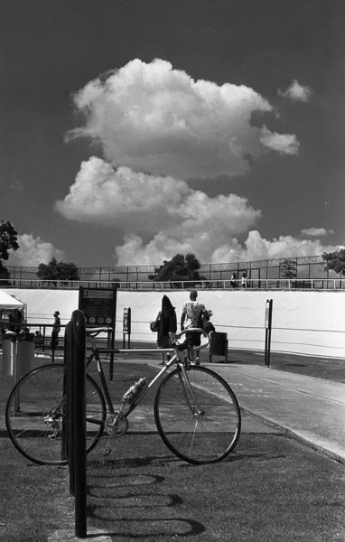 Вертикально-серый снимок велосипеда, припаркованного рядом со спортивной ареной — стоковое фото