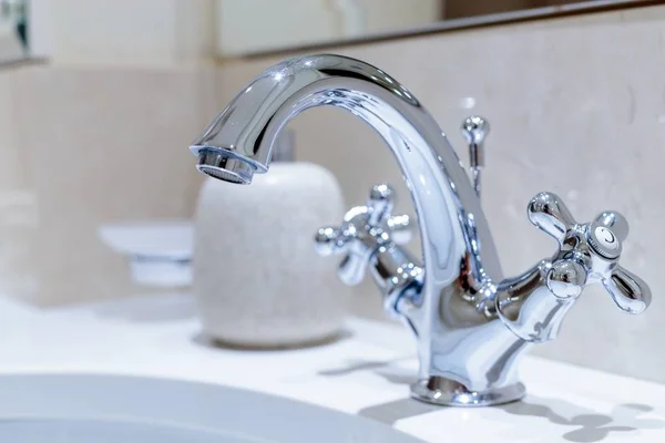 Primo piano di un rubinetto d'argento in bagno — Foto Stock
