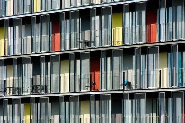 Schöne Aufnahme einer Wohnung mit unterschiedlich farbigen Türen am Tag — Stockfoto