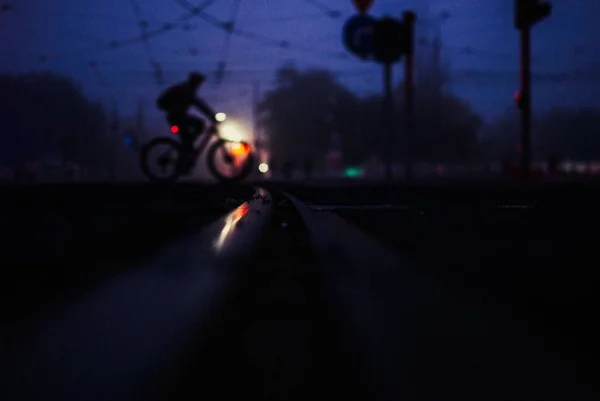 骑自行车过街的人在夜间被捕 — 图库照片