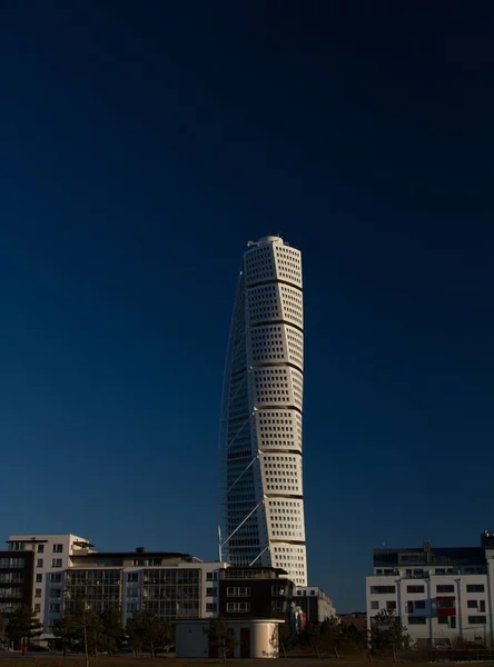 Vertikale Aufnahme des Hochhauses Ankarparken mit dunkelblauem Himmel im Hintergrund — Stockfoto