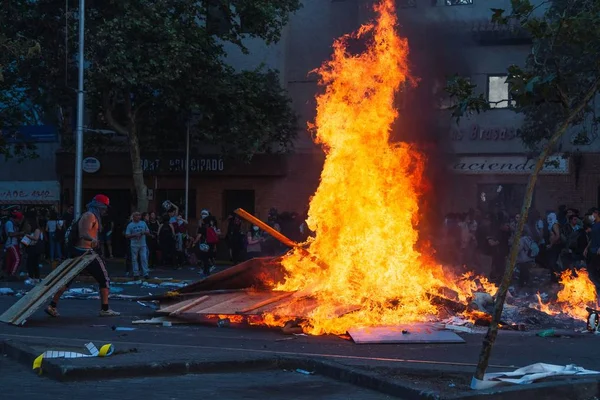 Protestas de Santiago muestran su insatisfacción con el gobierno chileno por la crisis social — Foto de Stock