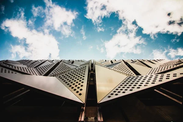Tiro Ângulo Baixo Edifício Moderno Sob Céu Nublado Brilhante — Fotografia de Stock