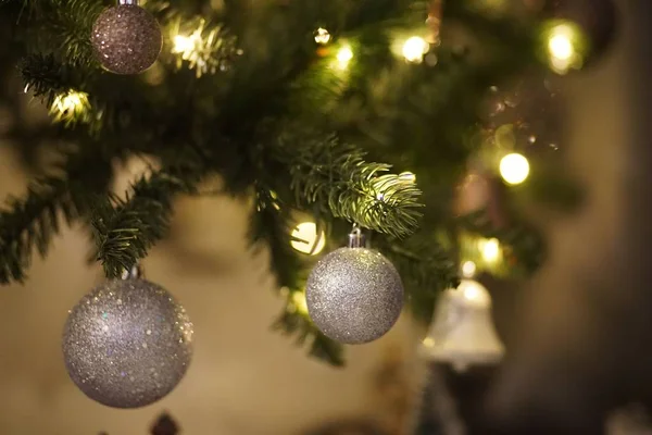 Κλείσιμο χριστουγεννιάτικων διακοσμήσεων και φώτων σε χριστουγεννιάτικο δέντρο με θολή φόντο — Φωτογραφία Αρχείου