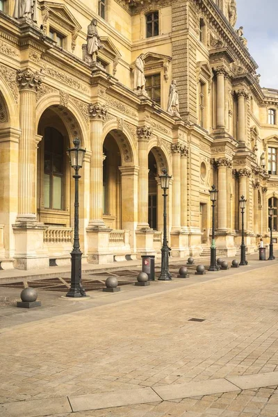 Louvre museum under sunlight and a blue sky in Paris in France — Stock Photo, Image