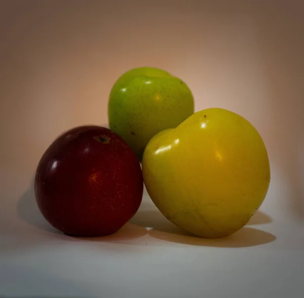 Närbild skott av äpplen på en vit yta — Stockfoto