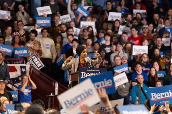 Scène van de verwarmde rally van Bernie Sanders met de menigte die spandoeken vasthoudt die actief juichen — Stockfoto